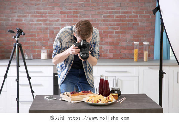年轻人在照相馆拍摄食物年轻男子拍摄食物 
